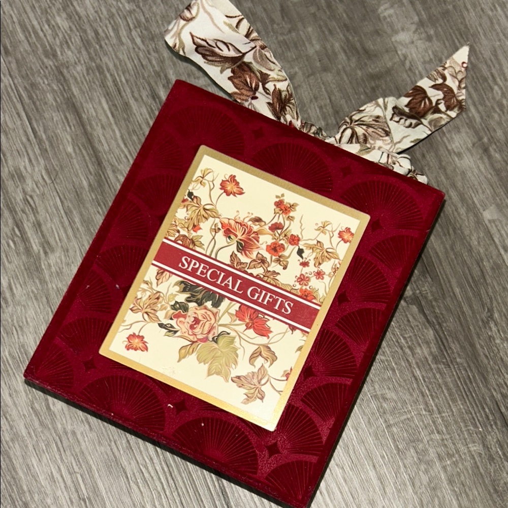 Red velvet gif box